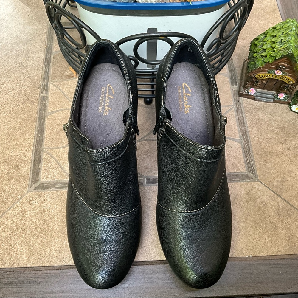 Clarks Women's Black Leather Loafers sz 9
